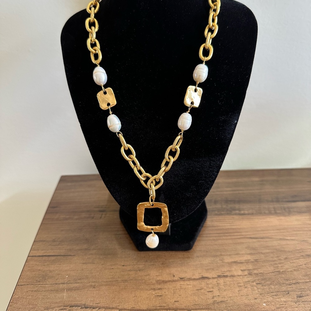 Susan Shaw Gold and White Pearl Necklace